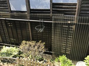 ブロック塀が焦げている！