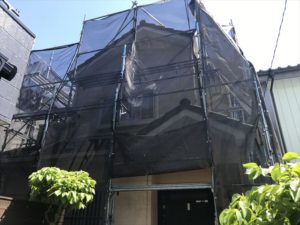 足場がかかりました